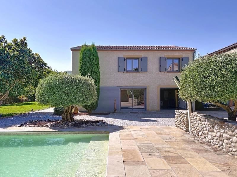 Maison - 240 m² - 8 pièces