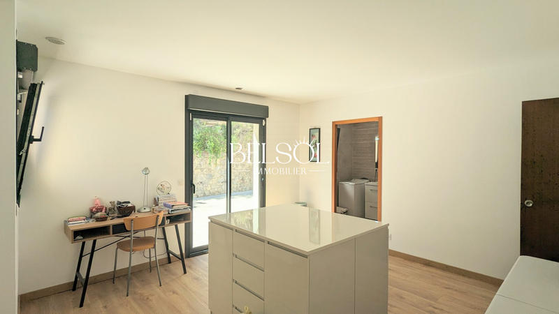 Maison traditionnelle - 230 m² - 7 pièces