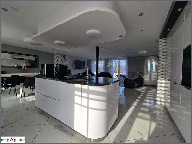 Maison - 237 m² - 7 pièces