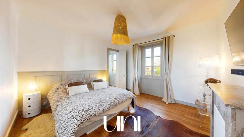 Maison - 280 m² - 9 pièces