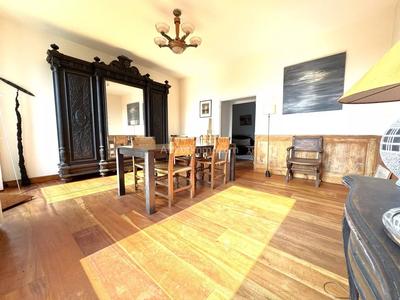 Maison - 250 m² - 8 pièces