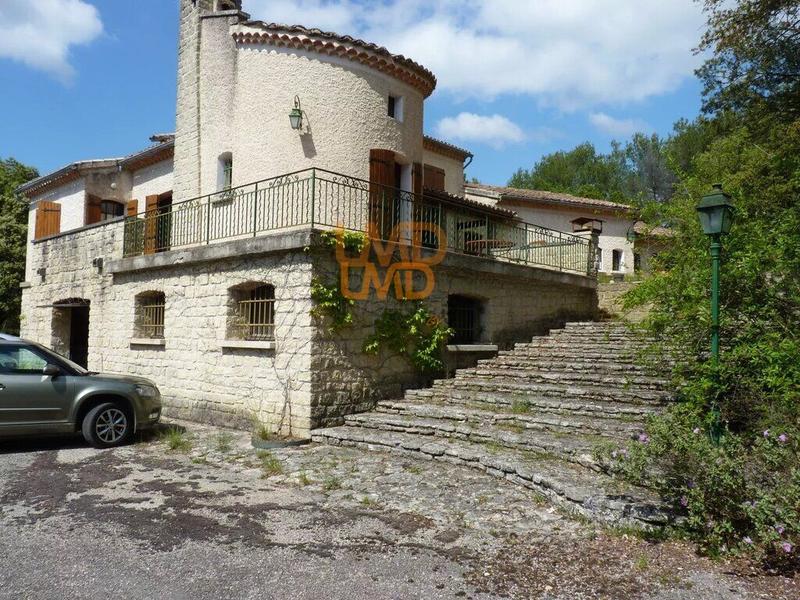 Propriété - 222 m² - 6 pièces