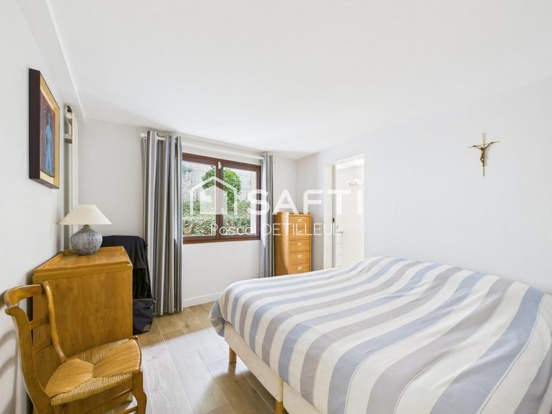 Maison - 201 m² - 8 pièces