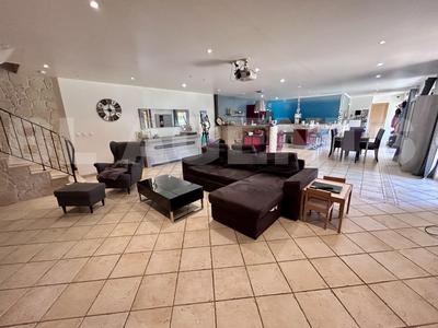 Maison traditionnelle - 199 m² - 7 pièces