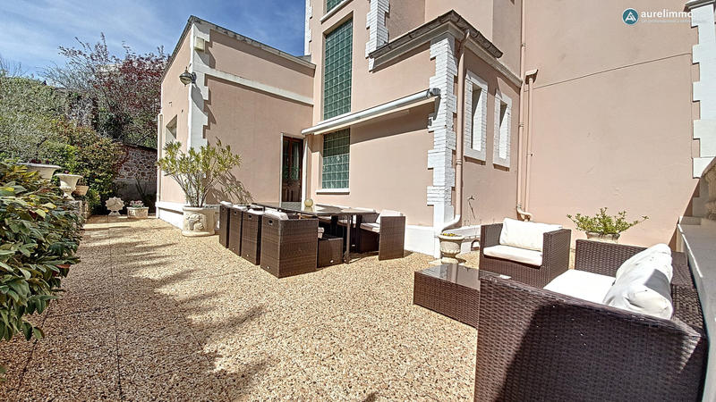 Maison - 285 m² - 9 pièces