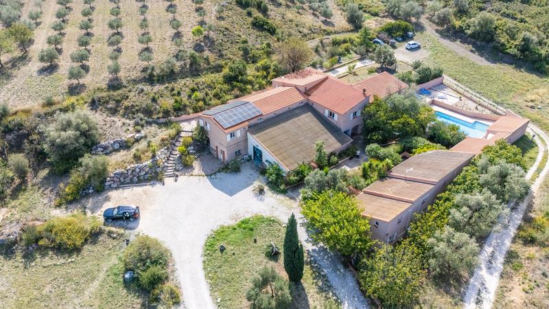 Propriété - 429 m² - 24 pièces