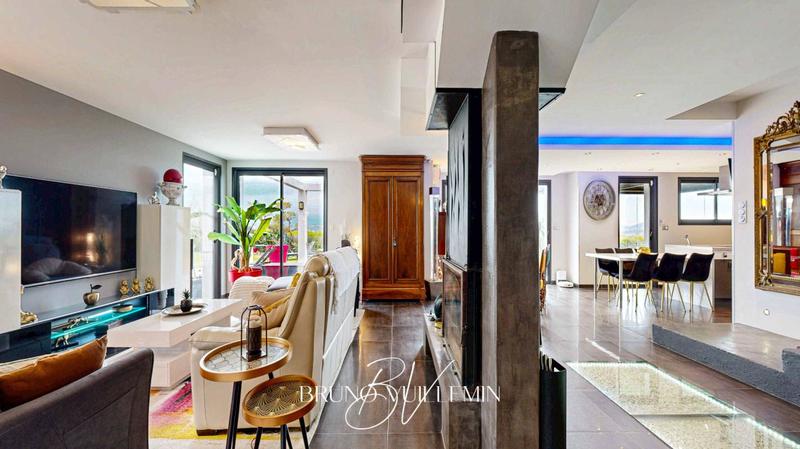 Villa - 251 m² - 8 pièces