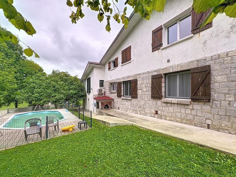 Maison - 225 m² - 11 pièces