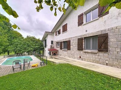 Maison - 225 m² - 11 pièces