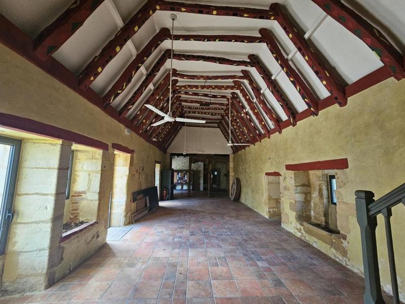 Maison - 2 135 m² - 52 pièces