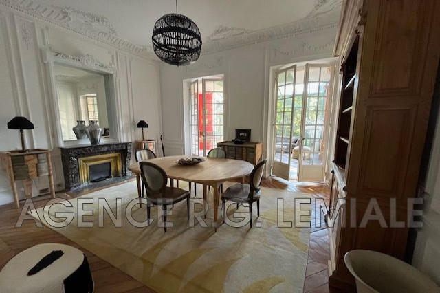 Maison - 326 m² - 12 pièces