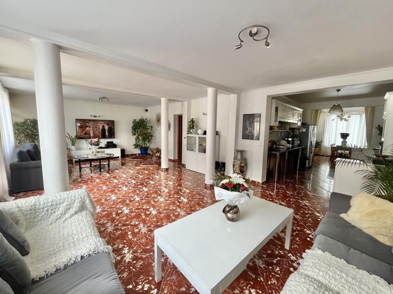 Maison - 230 m² - 10 pièces