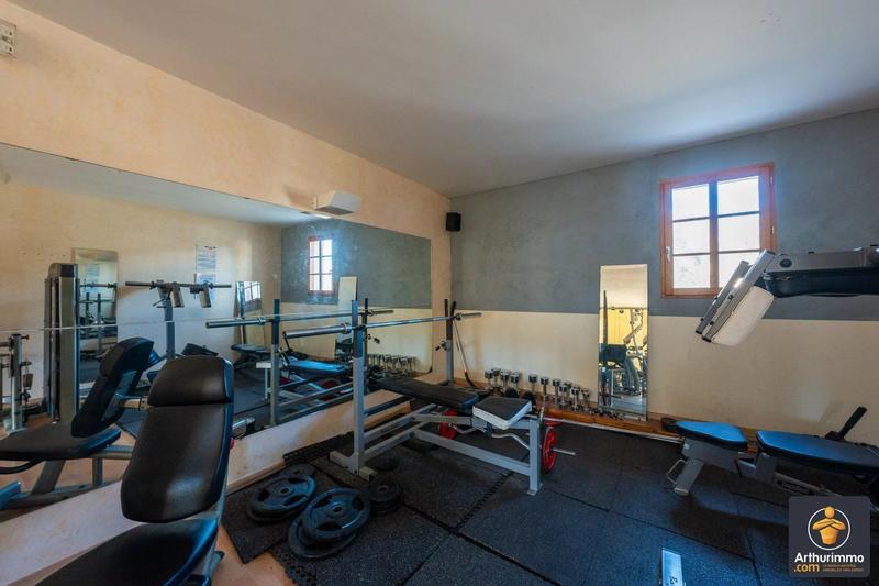 Maison - 520 m² - 15 pièces