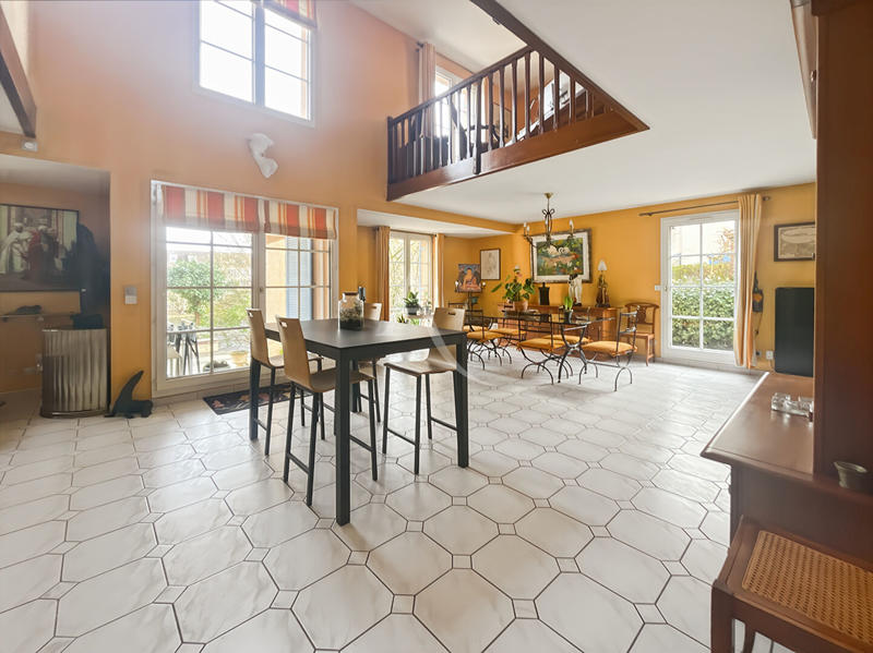 Maison - 214 m² - 7 pièces