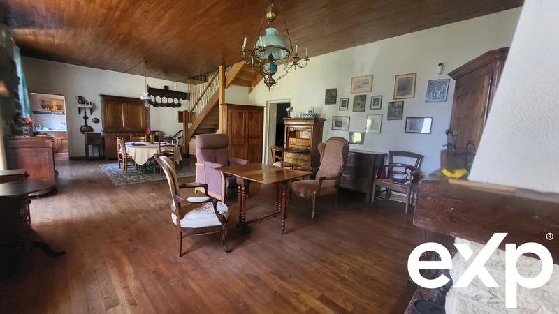 Maison - 213 m² - 8 pièces