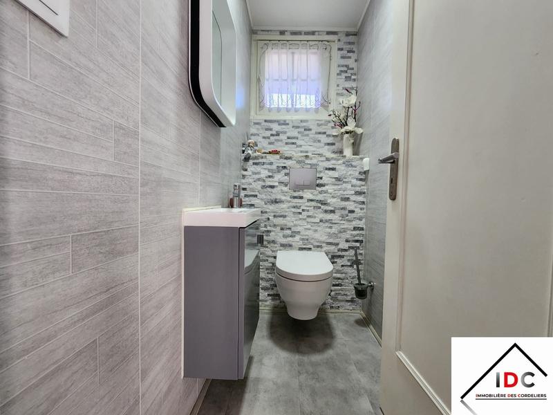 Maison - 250 m² - 9 pièces