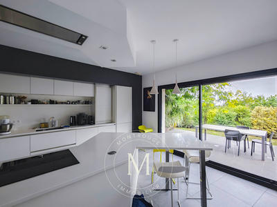 Maison - 202 m² - 8 pièces