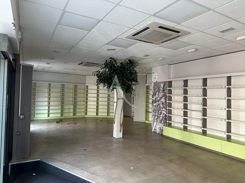 Local commercial - 118 m² - 10 pièces