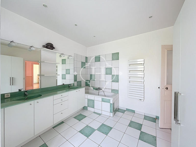 Maison - 225 m² - 8 pièces