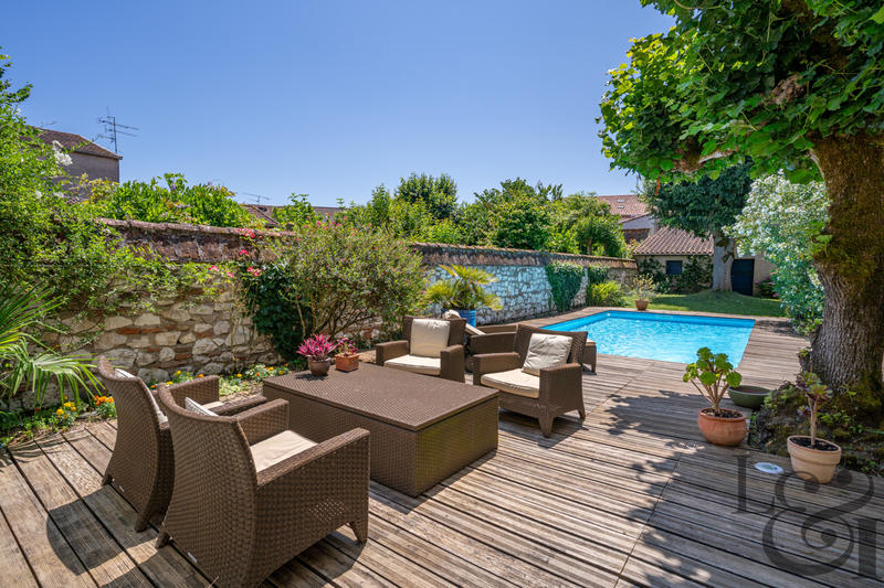 Maison - 235 m² - 7 pièces