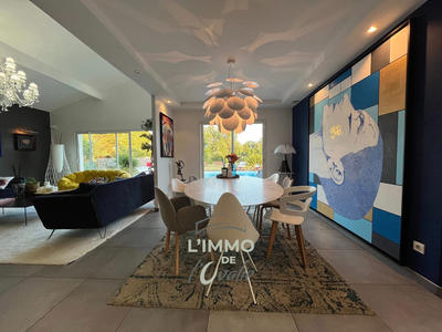 Maison - 220 m² - 7 pièces