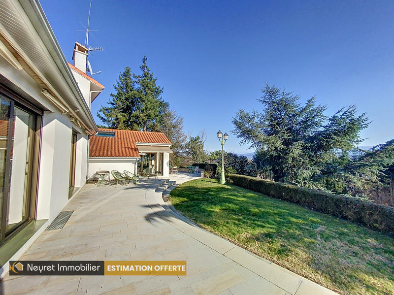 Maison - 370 m² - 10 pièces