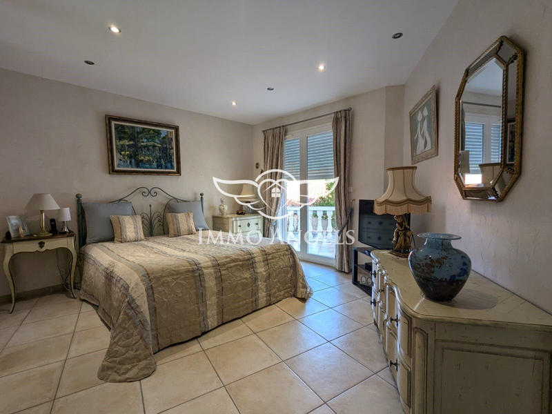 Villa - 244 m² - 6 pièces