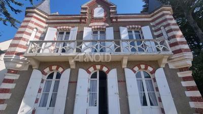 Maison - 215 m² - 11 pièces