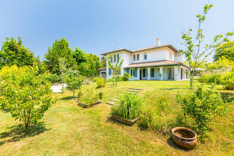 Maison - 275 m² - 10 pièces