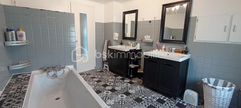 Maison - 232 m² - 8 pièces