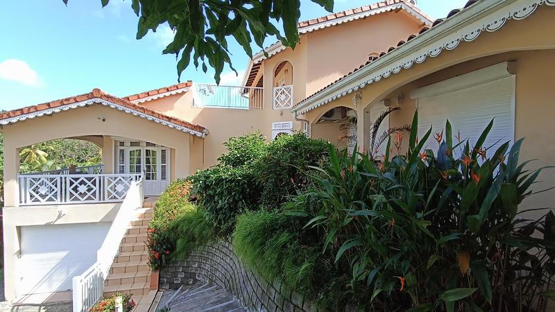 Maison - 270 m² - 6 pièces