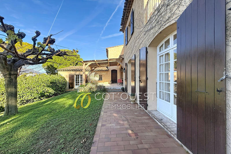 Maison - 305 m² - 7 pièces