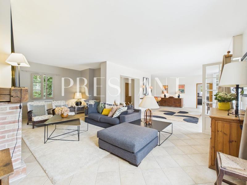 Maison - 250 m² - 7 pièces