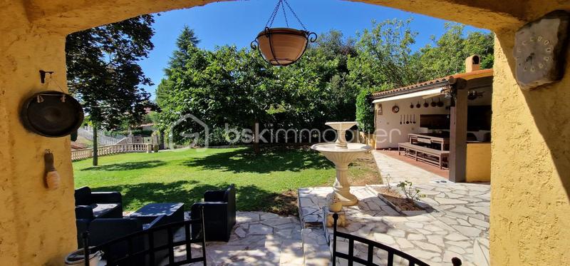 Propriété - 207 m² - 6 pièces