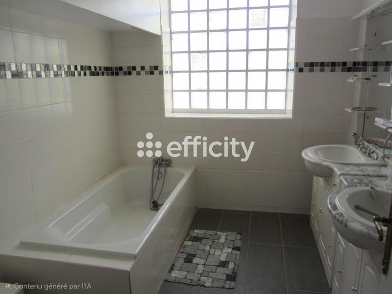 Maison - 182 m² - 9 pièces