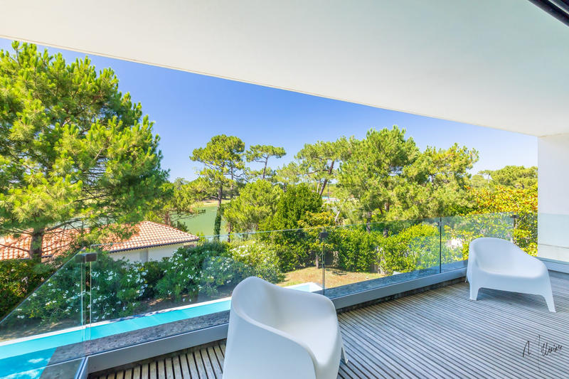 Maison contemporaine - 332 m² - 8 pièces