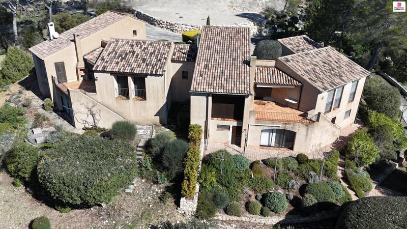 Maison - 279 m² - 14 pièces