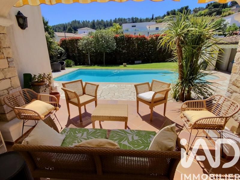 Maison - 240 m² - 10 pièces