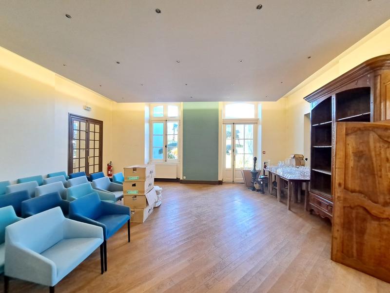 Maison - 718 m² - 8 pièces