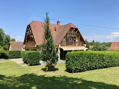 Maison traditionnelle - 243 m² - 6 pièces