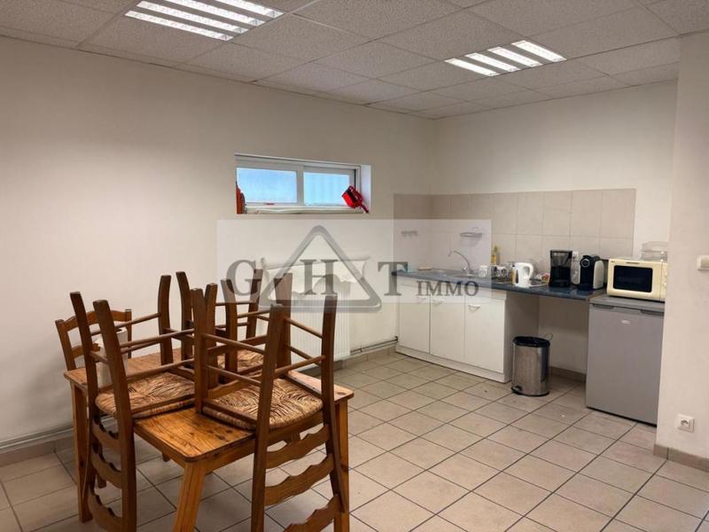 Entrepôt - 1 240 m²