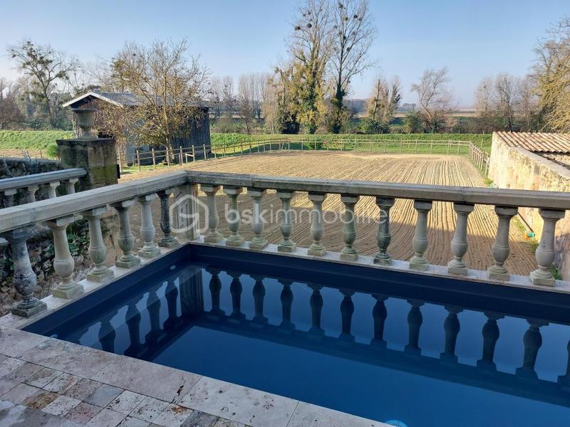 Propriété - 242 m² - 7 pièces