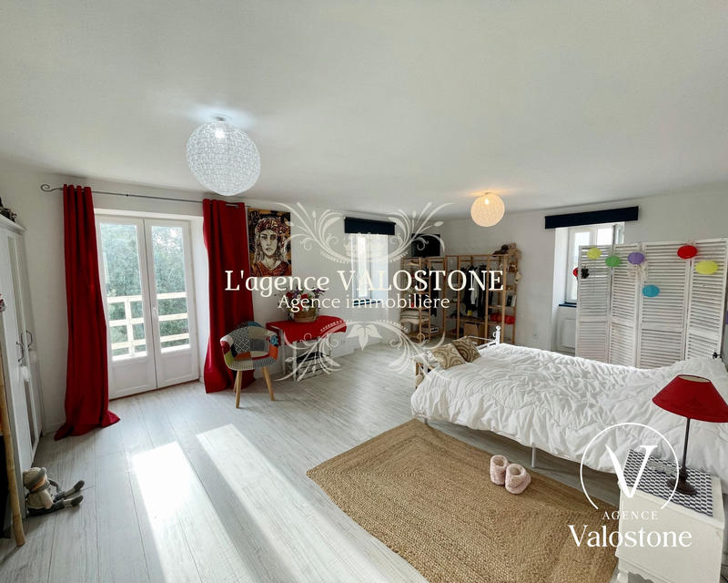 Maison traditionnelle - 255 m² - 4 pièces