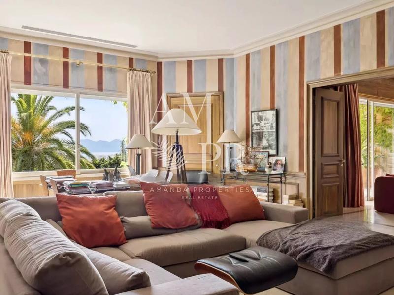 Maison - 682 m² - 11 pièces