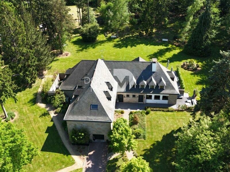 Propriété - 1 051 m² - 20 pièces