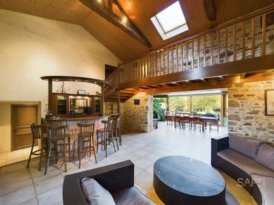 Maison - 415 m² - 12 pièces