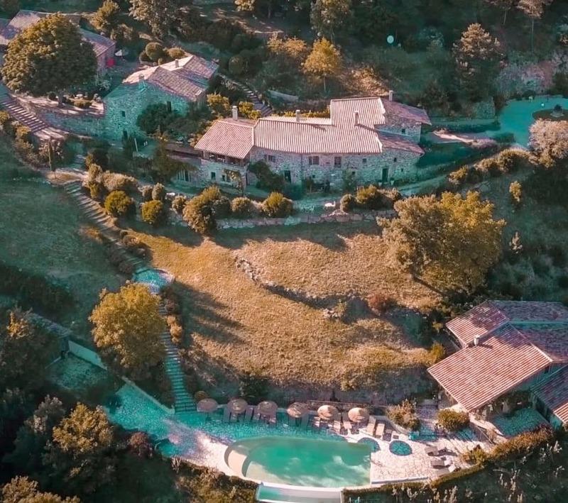 Propriété - 900 m² - 20 pièces