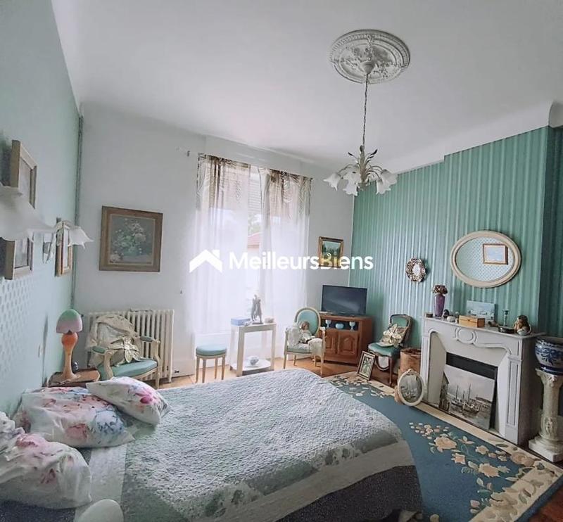 Maison - 250 m² - 8 pièces