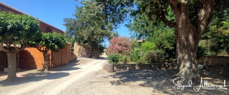 Propriété - 1 110 m² - 35 pièces