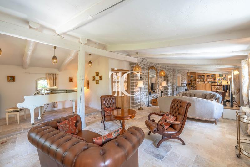 Maison - 397 m² - 12 pièces